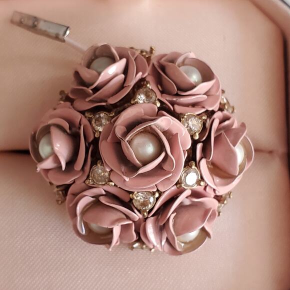 VTG Juicy Couture Rose Cluster Ring Faux Pearl Accents Gold Tone Pink‎ Size 6.5